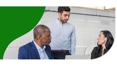 在會議室進行交談的三個人。