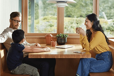 一家人坐在餐桌旁对话