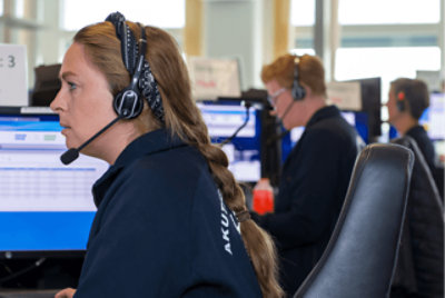 Kundendienstmitarbeiter mit Headsets, die in einem Büro arbeiten 