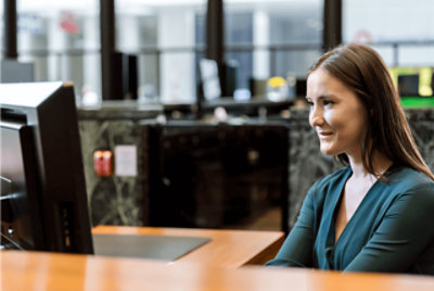 Osoba, která pracuje u stolu