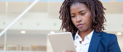 一位使用平板電腦的商務女性。