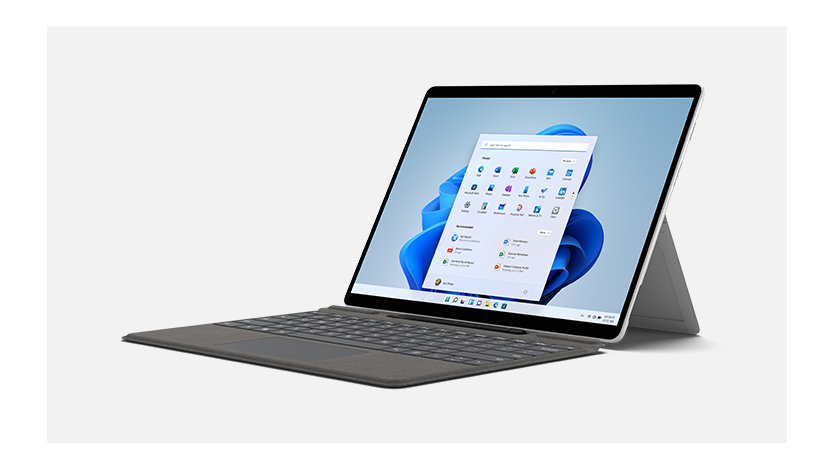 Surface Pro X avec le pied déployé et clavier Signature Keyboard pour Surface Pro.