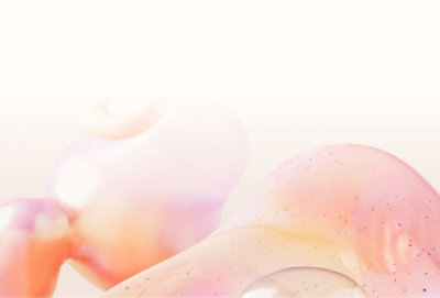 תמונת תקריב של פסל נוצץ מופשט עם צורות חלקות, מעוגלות ושקופות בגווני פסטל.