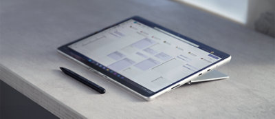 Un tablet su cui è visualizzato un calendario digitale e una penna stilo