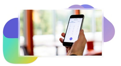 Eine Hand, die ein Mobiltelefon hält, auf dem der Bildschirm "Anrufen" in Teams angezeigt wird