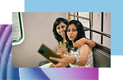 Grupa stručnjaka u sobi za konferencije koja učestvuje u video pozivu sa kolegama prikazanim na velikom ekranu.