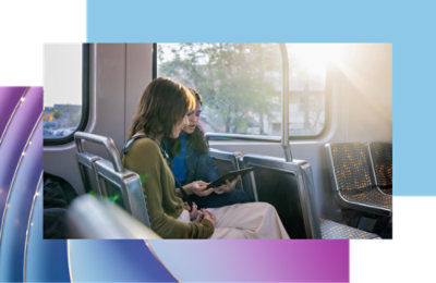 Moderni kancelarijski hol sa visokim staklenim plafonom, reflektujućim podom ljudima koji hodaju i razgovaraju.