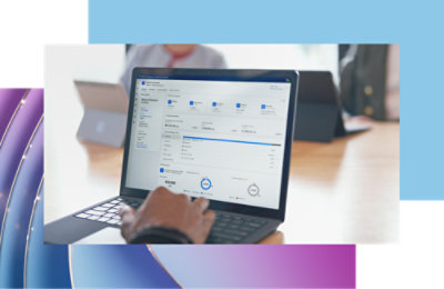 Grupa stručnjaka u sobi za konferencije koja učestvuje u video pozivu sa kolegama prikazanim na velikom ekranu.