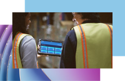 Grupa stručnjaka u sobi za konferencije koja učestvuje u video pozivu sa kolegama prikazanim na velikom ekranu.