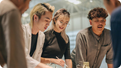 קבוצת אנשים שעומדים סביב שולחן ומשוחחים
