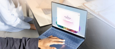 Uma pessoa digitando em um notebook.