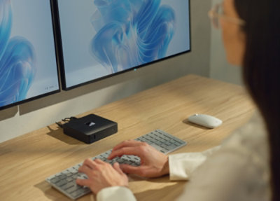 As mãos de uma pessoa digitando em um teclado.