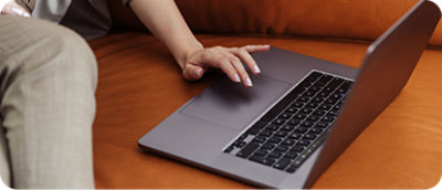 Uma mão sobre o teclado de um laptop.