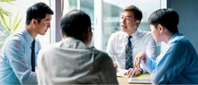 Quattro persone che parlano in riunione