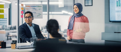 صورة لمجموعة من الأشخاص حول طاولة في قاعة المؤتمرات.