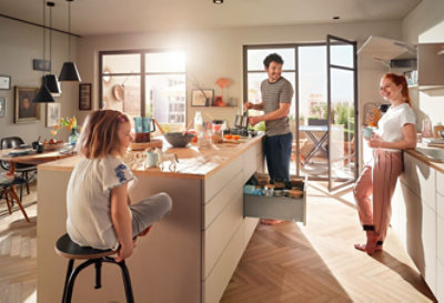 Een afbeelding van een gezin in een keuken.