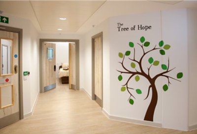 Een hal met een muurschildering van de boom van hoop.