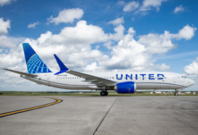 Een United Airlines-vliegtuig op het asfalt.