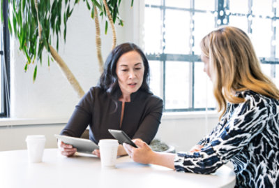 Deux personnes regardant une tablette