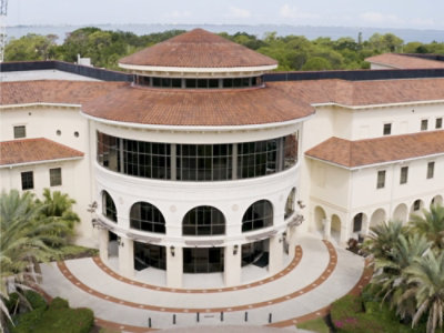 Un grand bâtiment blanc avec un toit circulaire