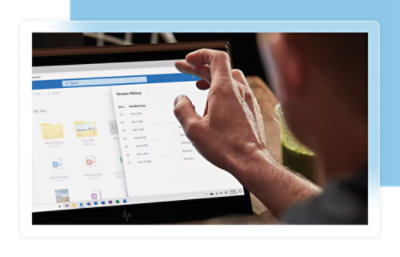 ノート PC の画面でバージョン履歴を操作し、リストにある日付やアクションを確認している人。
