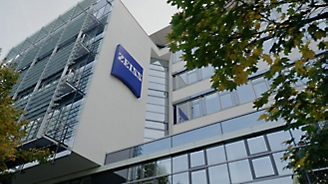 Budynek z błękitnym logo firmy ZEISS