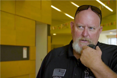 一位男士正在用无线电话说话