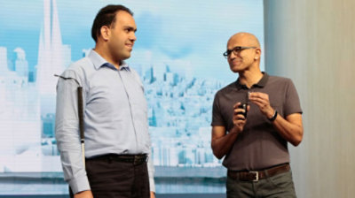 Satya Nadella pitämässä esitystä