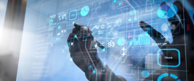 ガラスの画面上でペンで書いている手