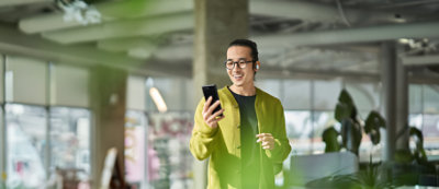 Ilustracija tri osobe okružene biljkama u interakciji sa velikim kalendarom, pri čemu se jedna od njih nalazi na merdevinama