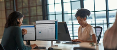 Uma pessoa a usar um computador portátil no interior.