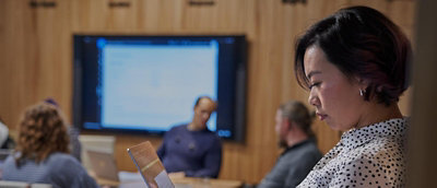A group of people talking with eatch other in a meeting room.
