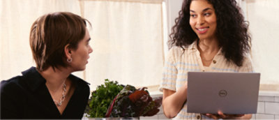 Twee personen die naar een tablet kijken