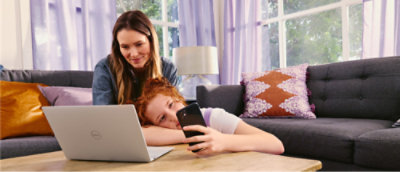 Een persoon en een kind kijken naar een telefoon