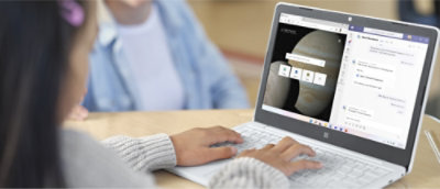 Une personne utilisant un ordinateur