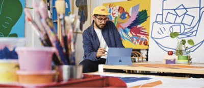 Une personne avec un chapeau jaune assis à une table