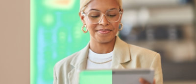 Een vrouw die een bril en een wit shirt draagt.