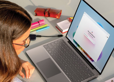 Une femme regarde l’écran d’un ordinateur portable.