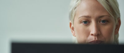 Gros plan du visage d’une femme.