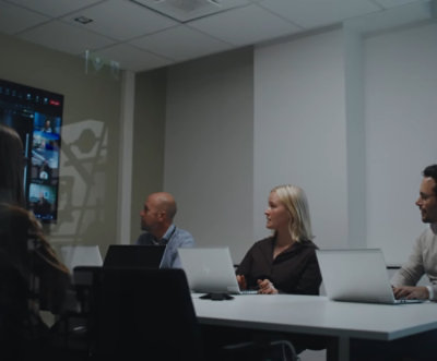 一位坐在上面有一部膝上型電腦之桌旁的女士。