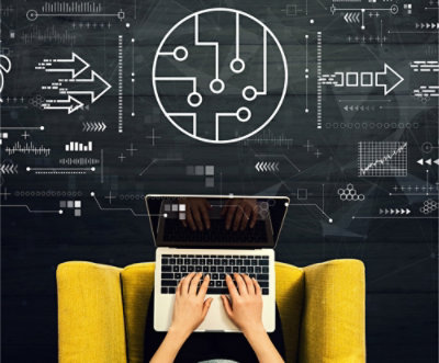 一個人在膝上型電腦上打字，螢幕上顯示一個圓形設計。