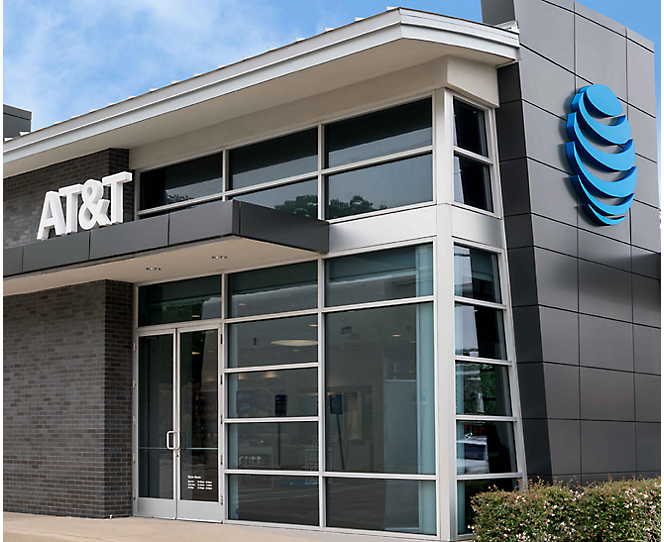 Een gebouw met een AT&T-logo erop en een AT&T-logo op een andere buitenwand van het gebouw