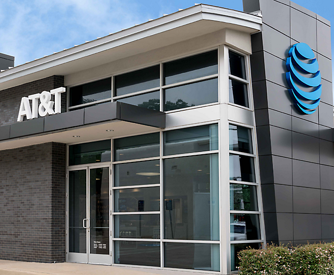 Um prédio com uma placa da AT&T e um logotipo da AT&T em outra parede exterior do prédio
