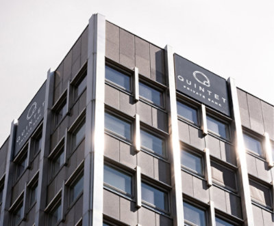 一棟建築物的仰角照，建築物的招牌上寫著「QUINTET」。