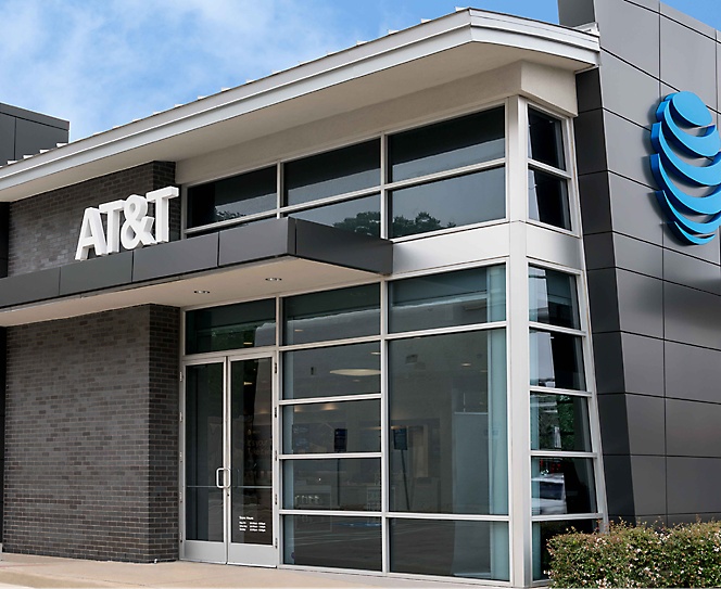 Ein graues Gebäude mit dem Schriftzug AT&T und dem AT&T-Logo auf der Spitze des Gebäudes.