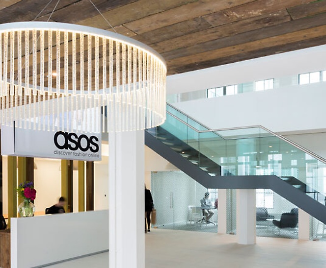Biuro z szyldem firmy Asos