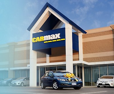 Un'auto è parcheggiata davanti a un negozio CarMax.