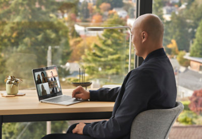 Persona seduta a un tavolo con un computer