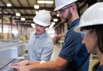 Een groep mannen die hoeden dragen.