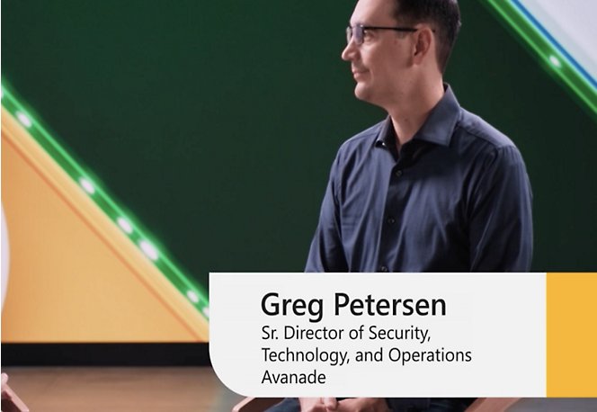 Greg Petersen, Diretor Sénior de Operações de Tecnologia de Segurança e Operações da Avanade, sentado numa cadeira